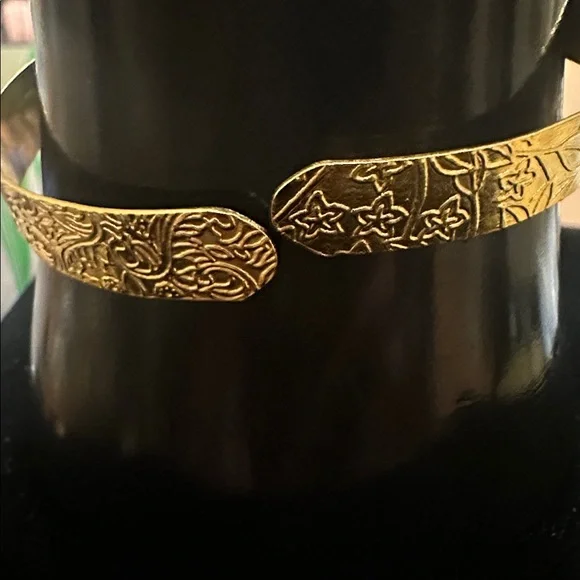 Elegant Gold and Stone Bracelet - Picture 3 of 3